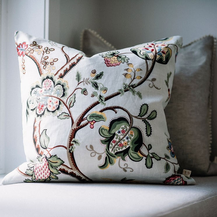 Coussin fleurs colorée sur sofa avec coussin lin naturel