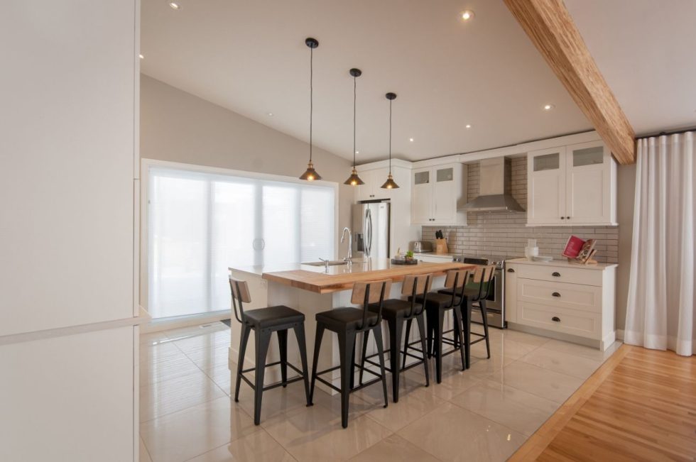 une cuisine avec un bar et des tabourets.