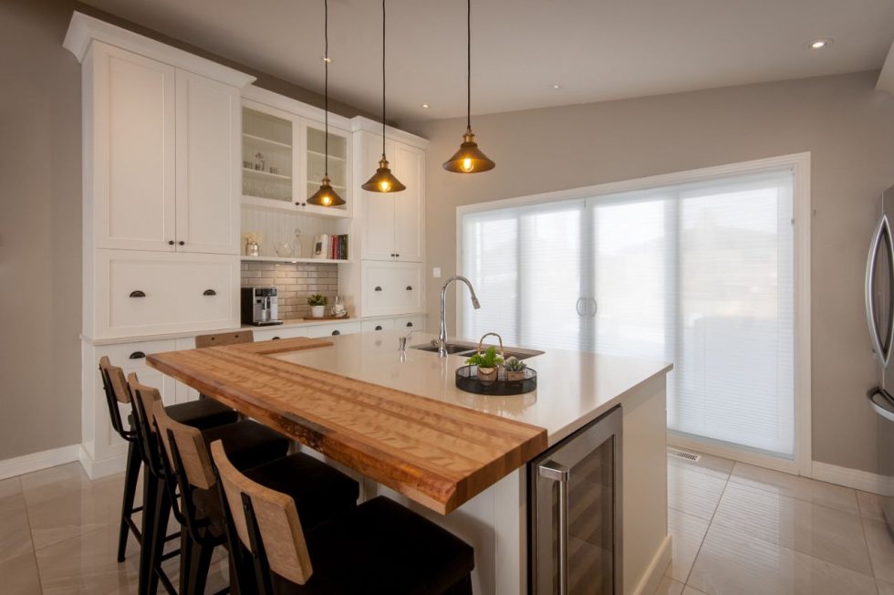 une cuisine avec un grand îlot.