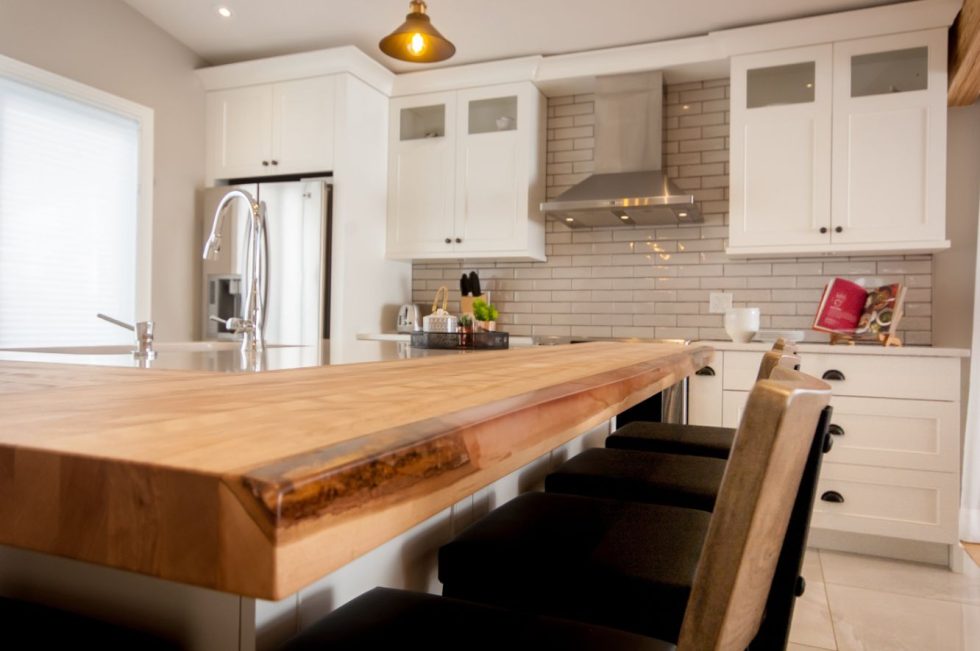 une cuisine avec une table et des chaises en bois.