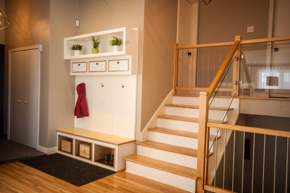 un couloir avec un portemanteau et un escalier.