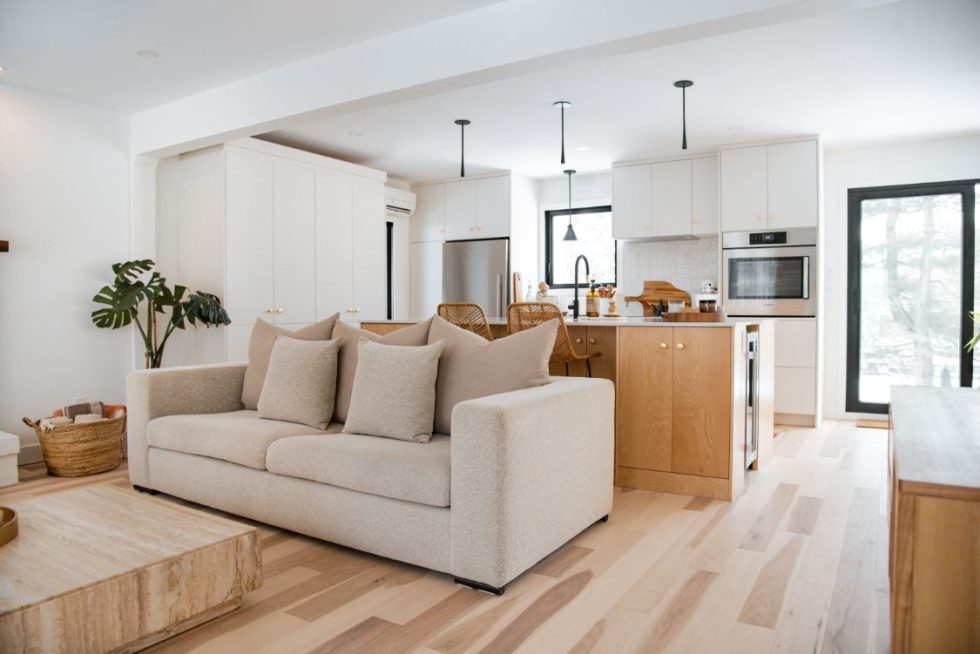 un salon rempli de meubles et une cuisine.