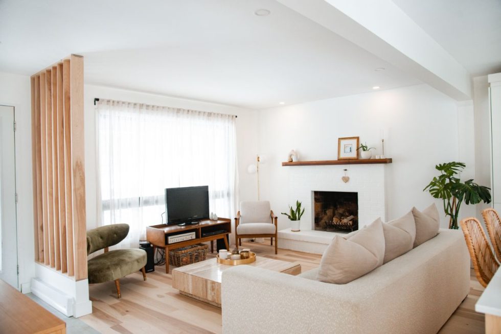 un salon rempli de meubles et d'une cheminée.