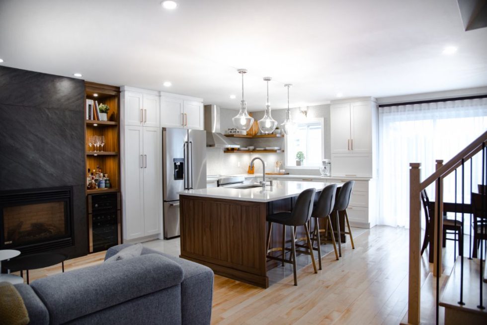 un salon avec un canapé une table et un poêle.