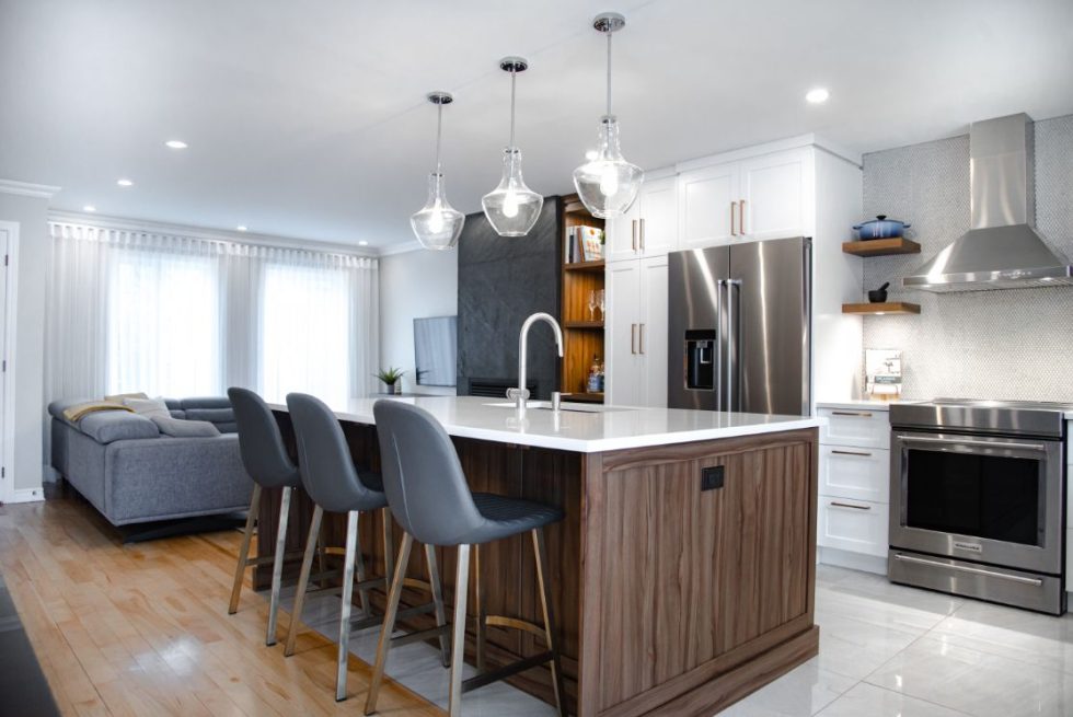 une cuisine avec un grand îlot et un réfrigérateur.