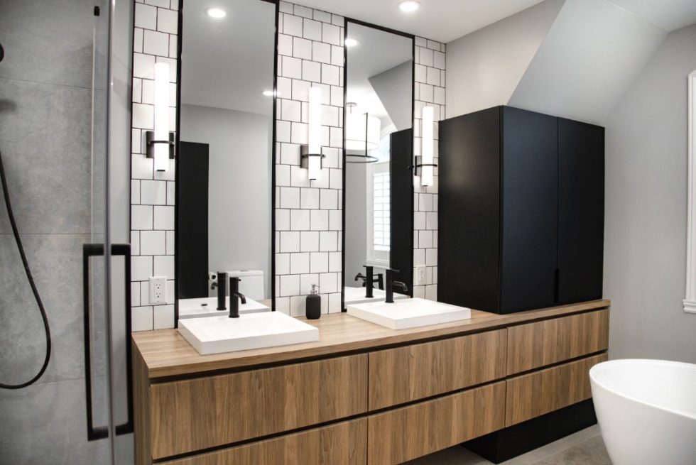 une salle de bain avec un grand miroir et des lavabos.