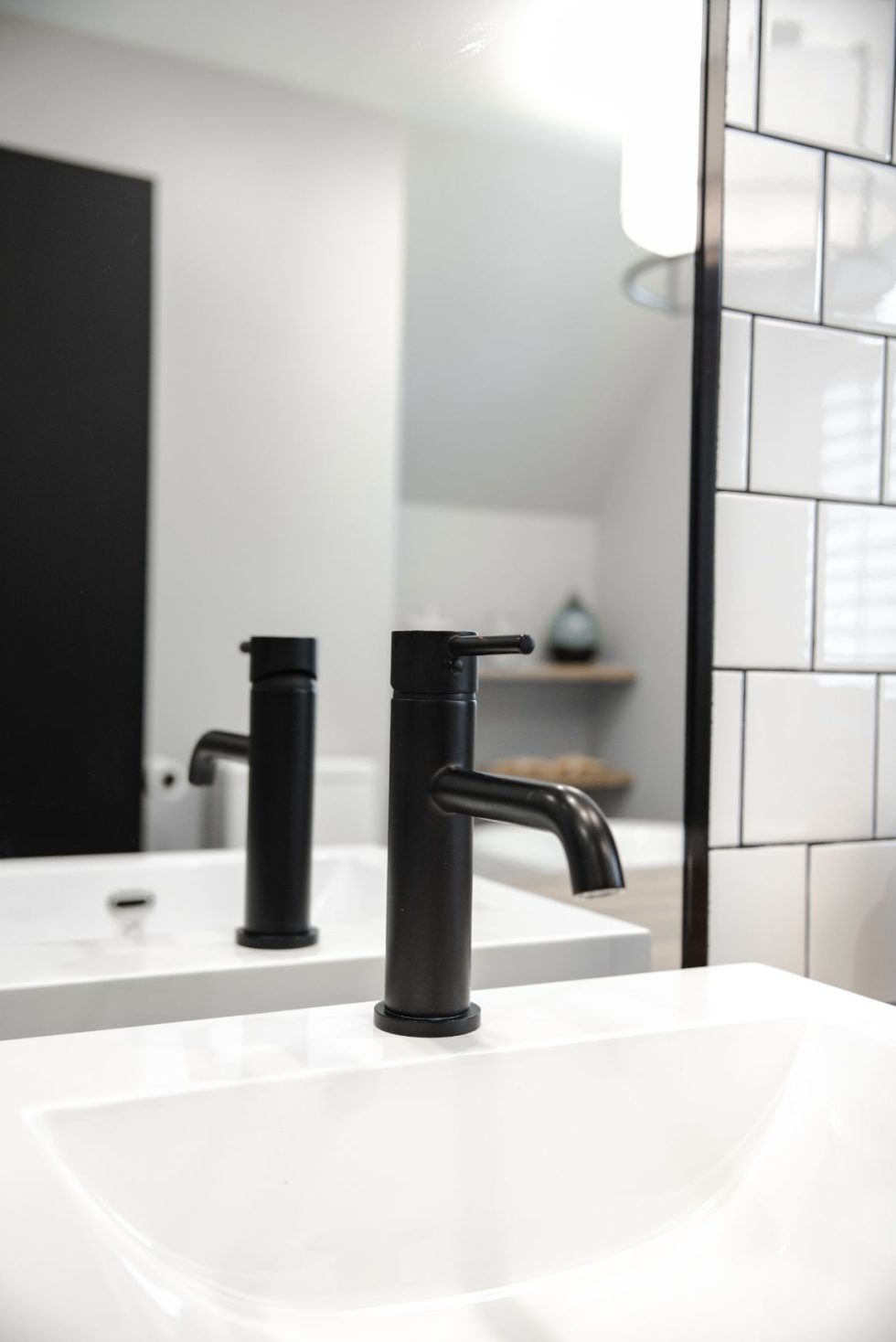 un robinet noir sur un évier blanc.