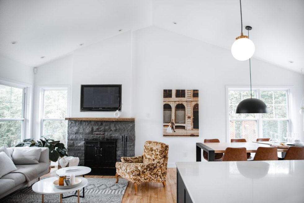 un salon avec une cheminée et un fauteuil.