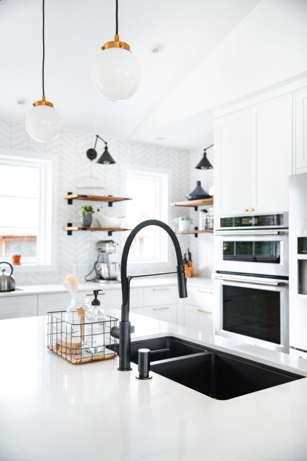 une cuisine avec un évier et un évier.