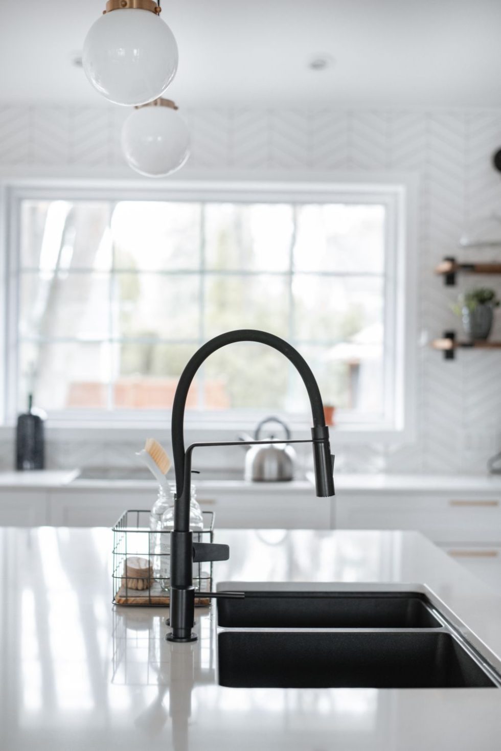 un évier dans une cuisine.