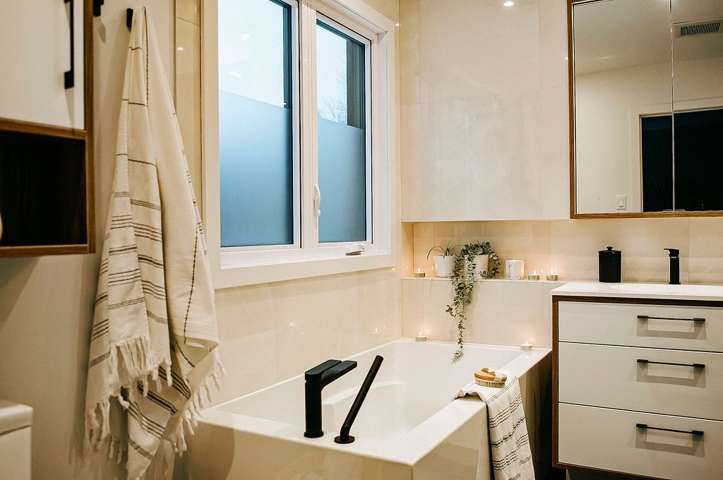 Baignoire blanche moderne et vanité blanc et brun