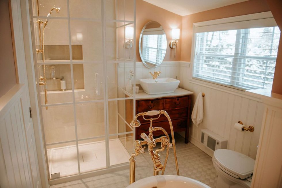 une salle de bain avec lavabo et douche.