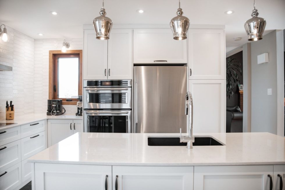 une cuisine moderne avec un réfrigérateur en acier inoxydable.