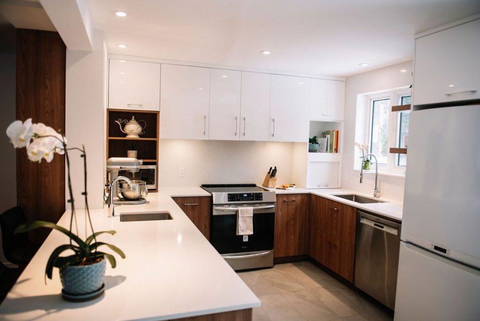 Cuisine rénovée blanc et brun