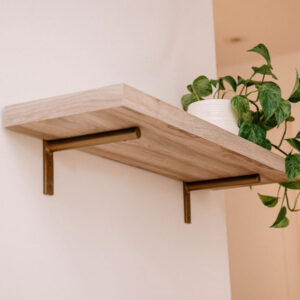 Le support à tablette en métal or mat