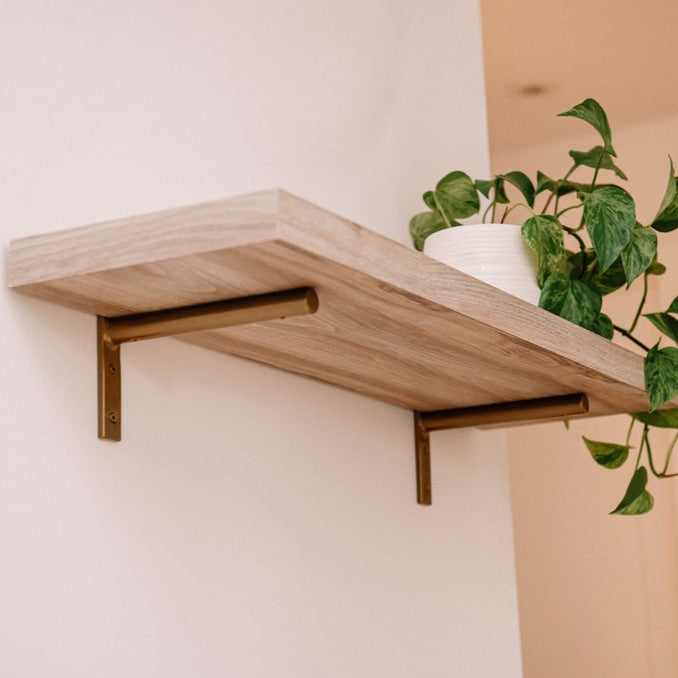 Le support à tablette en métal or mat