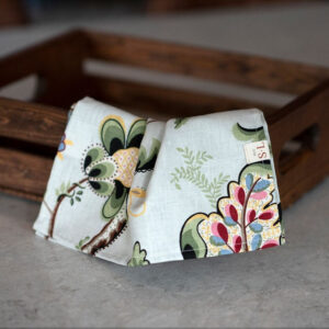 Linge à main de couleur fleurs colorées dans boîte en bois.