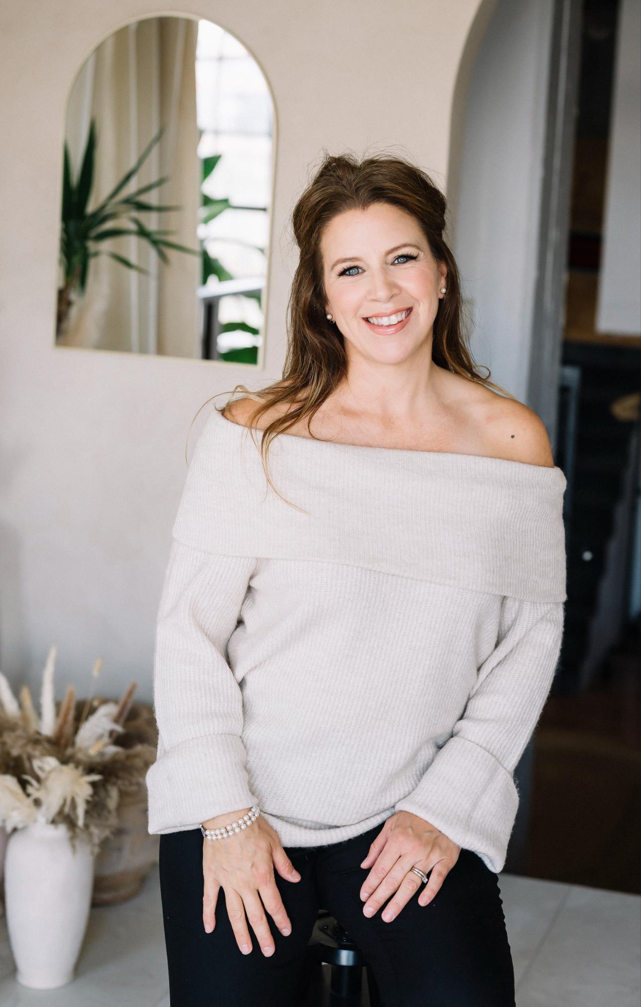 une femme souriant à la caméra.